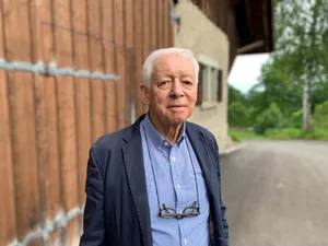 Otto Brändli, ehemaliger Chefarzt der Höhenklinik Wald, ist nun Buchautor und steht am 4. Juni 2025 vor dem Altersheim Böndler, bei Bauma, wo er aufgewachsen ist. Otto Brändli, ehemaliger Chefarzt der Höhenklinik Wald, ist nun Buchautor und steht am 4. Juni 2025 vor dem Altersheim Böndler, bei Bauma, wo er aufgewachsen ist.