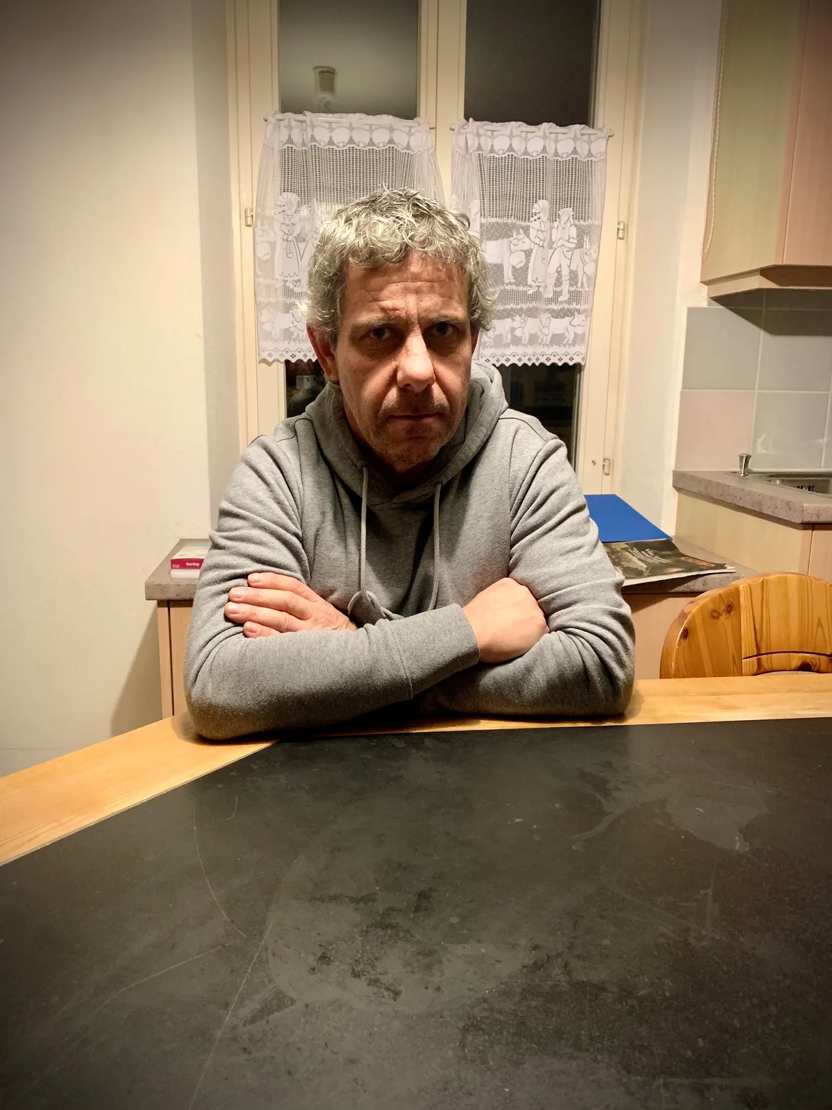 Ernst Suter sitzt in der Küche. 