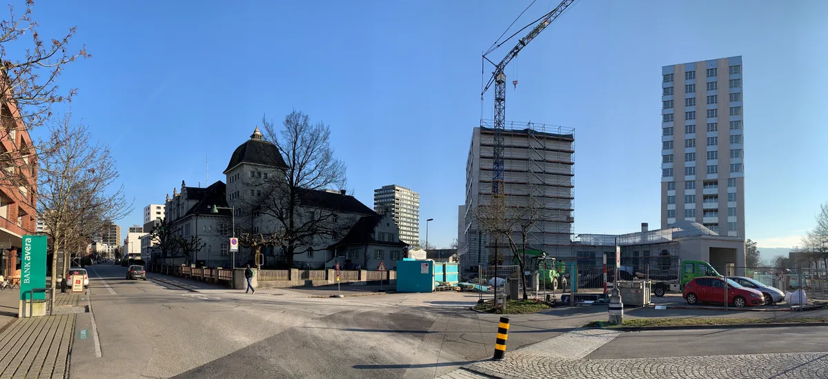 Wo jetzt noch ein Kran steht, will der Kanton 2031 das neue Ustermer Gerichtsgebäude direkt angebaut an die noch eingerüstete Fassade bauen. Man sieht das Bezirksgericht Uster und daneben mehrere Neubauten.