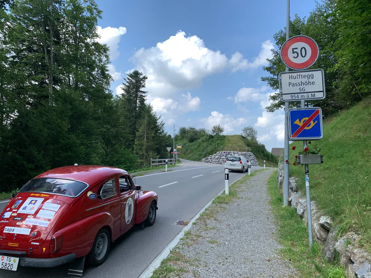 Ein Oldtimer passiert die Strassentafel «Hulftegg Passhöhe».