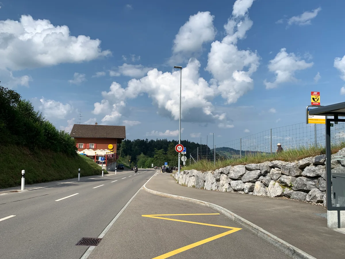 Postautohaltestelle beim Gasthaus Hulftegg.