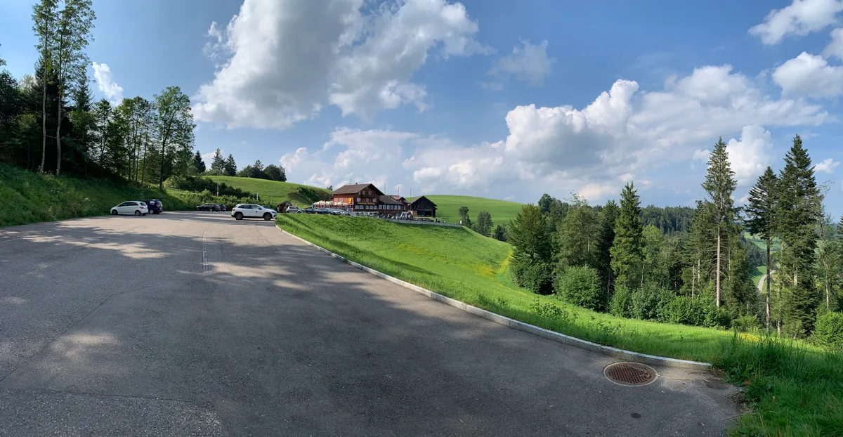 Blick auf den Parkplatz und das Gasthaus Hulftegg.