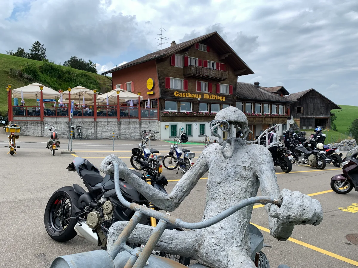 Gasthaus Hulftegg auf dem gleichnamigen Pass auf St. Galler Boden, aber auf der Strecke von Steg (Fischenthal) her. Mit dem Besitzer und Wirt Andreas Kalberer am 5. August 2024; im BIld: Töffparkplatz