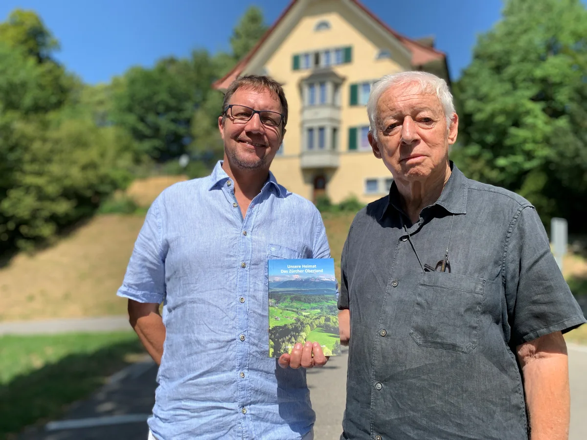 Otto Brändli (rechts) und sein Sohn Roman Brändli haben ein neues Buch über ihre Heimat, das Zürcher Oberland, verfasst. Sie stehen vor dem einstigen Chefarzthaus bei der Höhenklinik auf dem Faltigberg ob Wald, wo sie viele Jahre lang gewohnt haben. Otto Brändli (rechts) und sein Sohn Roman Brändli haben ein neues Buch über ihre Heimat, das Zürcher Oberland, verfasst. Sie stehen vor dem einstigen Chefarzthaus bei der Höhenklinik auf dem Faltigberg ob Wald, wo sie viele Jahre lang gewohnt haben.