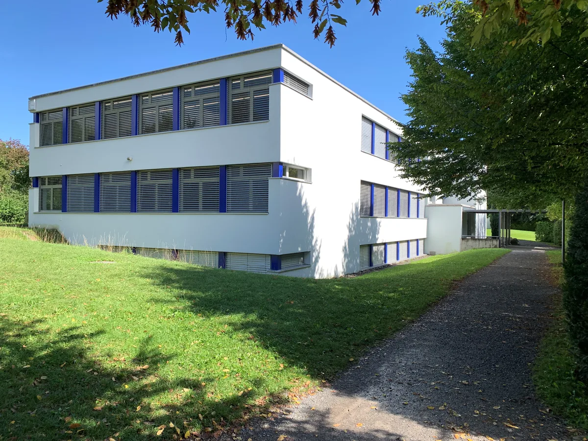 Für 3,25 Millionen Franken soll auf dem Trakt C des Schulhauses Wüeri in Nänikon ein weiteres Stockwerk gebaut werden. Für 3,25 Millionen Franken soll auf dem Trakt C des Schulhauses Wüeri in Nänikon ein weiteres Stockwerk gebaut werden.