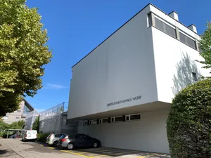 Oberstufenschulhaus Sekundarschulhaus Wüeri in Nänikon zum Teil eingerüstet wegen Fenster- und Dachsanierung, am 5. September 2025, und teilweise die beiden Schulpräsidenten Benno Scherrer (GLP) Sekundarschule Uster, und Ulrich Schmid (SVP) Oberstufe Nänikon-Greifensee (Mann mit Brille) Oberstufenschulhaus Sekundarschulhaus Wüeri in Nänikon zum Teil eingerüstet wegen Fenster- und Dachsanierung, am 5. September 2025, und teilweise die beiden Schulpräsidenten Benno Scherrer (GLP) Sekundarschule Uster, und Ulrich Schmid (SVP) Oberstufe Nänikon-Greifensee (Mann mit Brille)