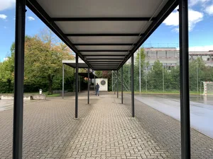 27999007-2 Oberstufenschulhaus Sekundarschulhaus Wüeri in Nänikon zum Teil eingerüstet wegen Fenster- und Dachsanierung, am 5. September 2025, und teilweise die beiden Schulpräsidenten Benno Scherrer (GLP) Sekundarschule Uster, und Ulrich Schmid (SVP) Oberstufe Nänikon-Greifensee (Mann mit Brille)