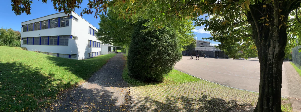 Der Trakt C (links) des Oberstufenschulhauses Wüeri in Nänikon soll ein zusätzliches Stockwerk mit drei Schulzimmern erhalten. Das Oberstufenschulhaus Wüeri in Nänikon mit dem Trakt C links im Bild und dem Pausenplatz.