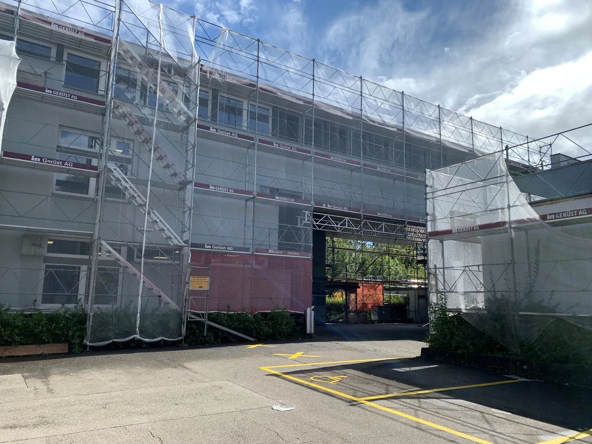 Zurzeit sind die beiden Trakte A und B des Oberstufenschulhauses Wüeri eingerüstet. Die Fenster und das Dach werden saniert. Zurzeit sind die beiden Trakte A und B des Oberstufenschulhauses Wüeri eingerüstet. Die Fenster und das Dach werden saniert.