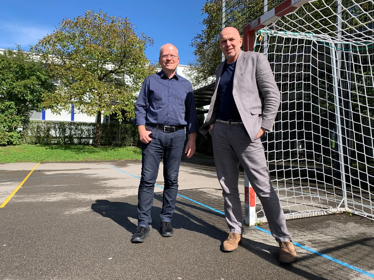 Oberstufenschulhaus Sekundarschulhaus Wüeri in Nänikon mit den beiden Schulpräsidenten Benno Scherrer (GLP), Sekundarschule Uster, und Ulrich Schmid (SVP), Oberstufe Nänikon-Greifensee (Mann mit Brille).