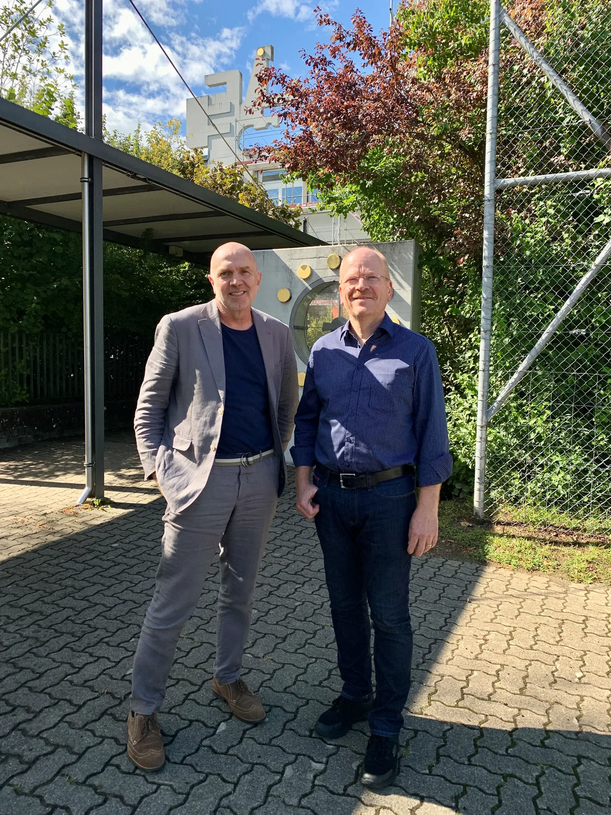 Benno Scherrer (GLP) von Sekundarschule Uster (links), und Ulrich Schmid (SVP) von der Oberstufe Nänikon-Greifensee stehen auf dem Areal des Schulhauses Wüeri.