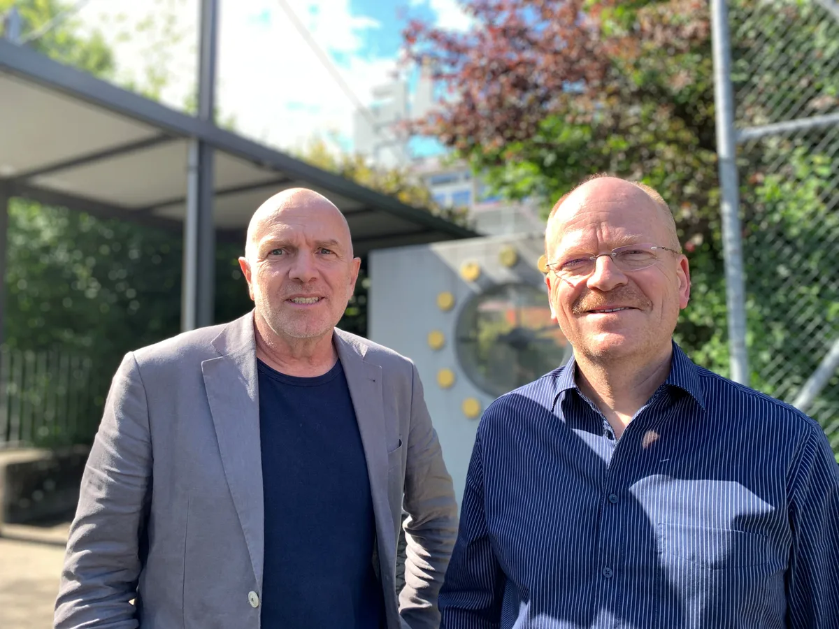 Die Schulpräsidenten Benno Scherrer (GLP, links), Sekundarschule Uster, und Ulrich Schmid (SVP), Oberstufe Nänikon-Greifensee, haben die Verträge ausgearbeitet. (Archiv) vlnr: Benno Scherrer (GLP) Sekundarschule Uster und Ulrich Schmid (SVP) schauen in die Kamera.