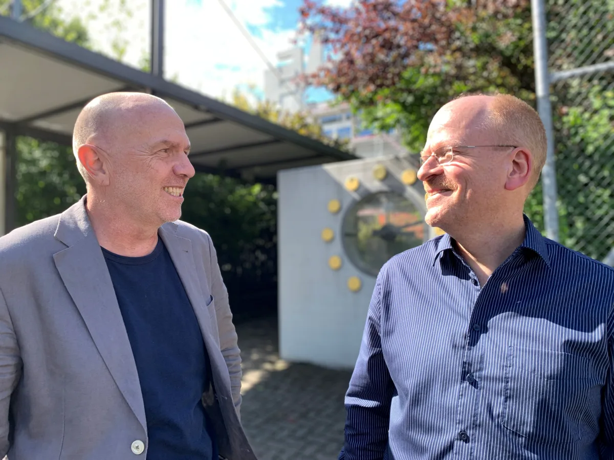 Die beiden Schulpräsidenten Benno Scherrer (GLP, links) von der Sekundarschule Uster und Ulrich Schmid (SVP) von der Oberstufe Nänikon-Greifensee vor der Uhr auf dem Areal des Schulhauses Wüeri.