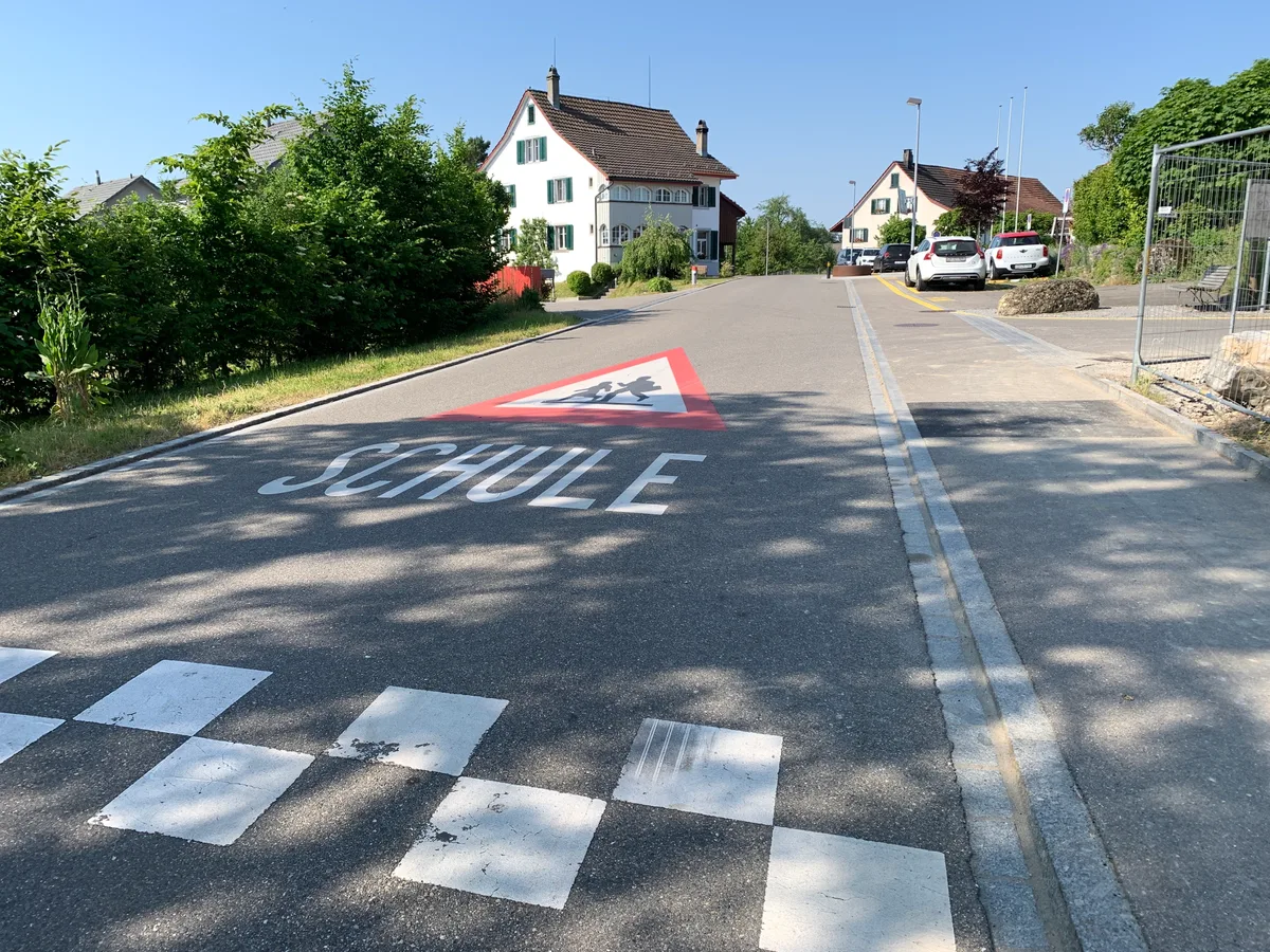 Aufnahmen vom 7. Juni 2023 in Seegräben mit Strassen Passagen, die für Tempo 30 Zonen geprüft worden sind.  Im Bild Aathalstrasse, die zwischen Kindergarten und Schulhaus zur Tempo-30-Zone wird.