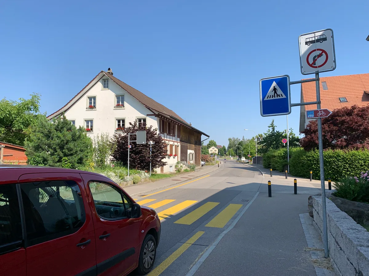 Ein Auto vor einem Fussgängerstreifen in Seegräben.