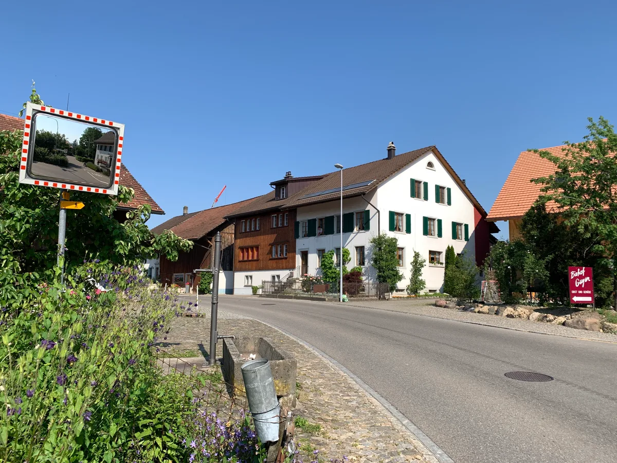 Der Weiler Ottenhausen mit Strasse und Brunnen.