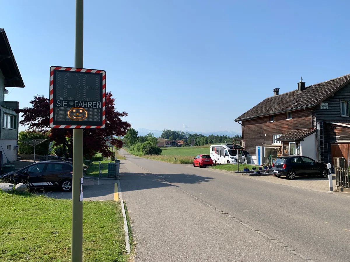 Eine Geschwindigkeitsmessanlage in der Siedlung Steinberg zeigt einen Smiley.