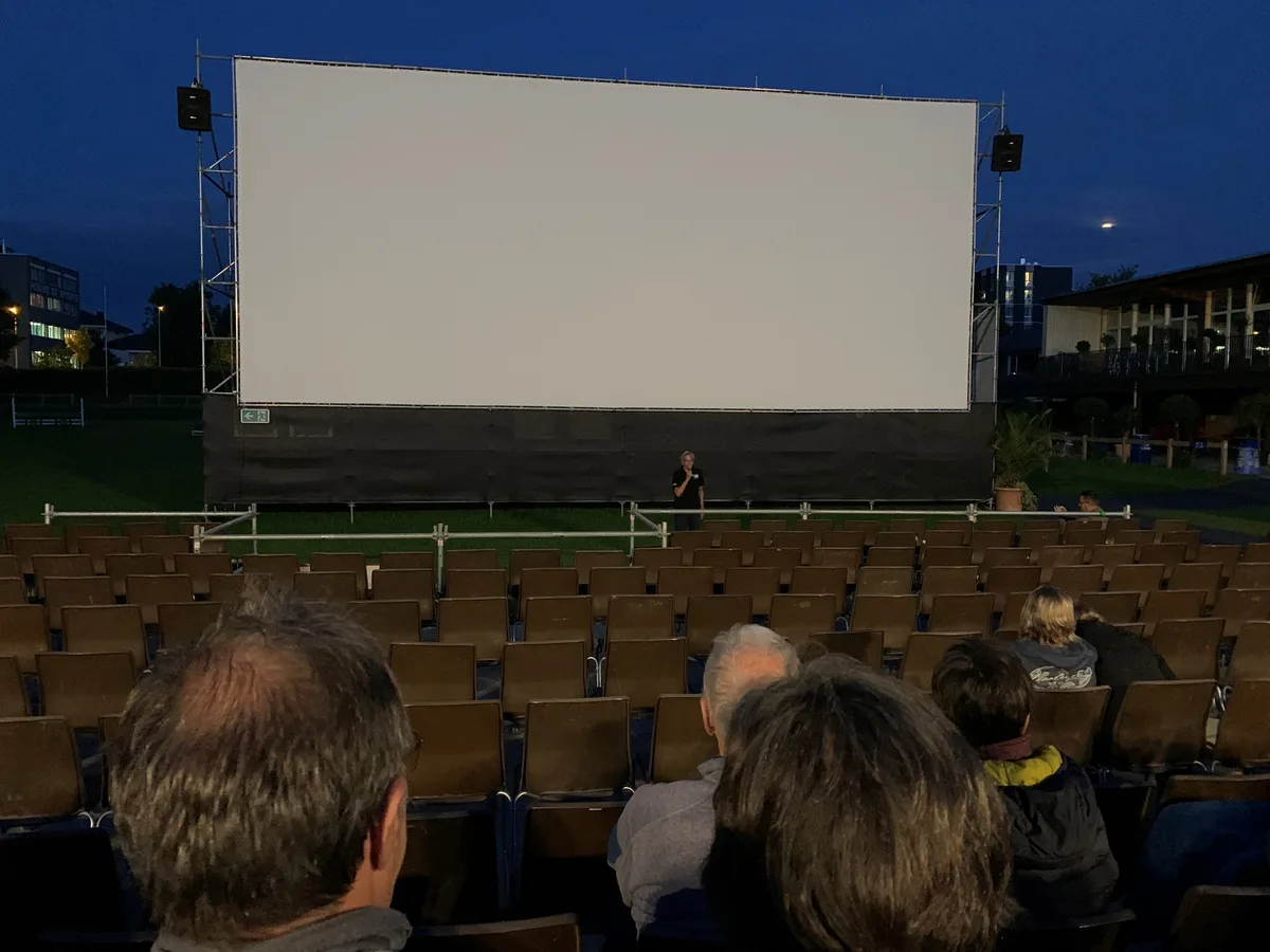 Leere Sitzreihen am Kino-Open-Air Uster.
