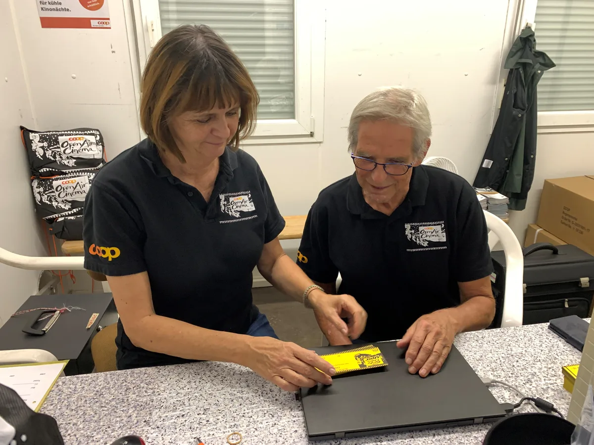 Die beiden Kino-Organisatoren Christoph Jost und Claudia Wanner kontrollieren Tickets.