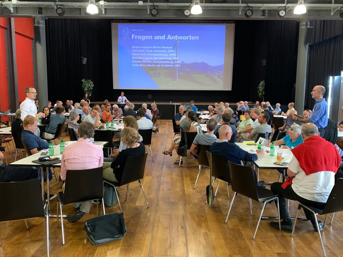 Feedbackveranstaltung für die Bevölkerung zur Windenergie mit Auftritt von Baudirektor Martin Neukom (Grüne) und Fachleuten am 7. September 2024 im Chesselhuus Pfäffikon