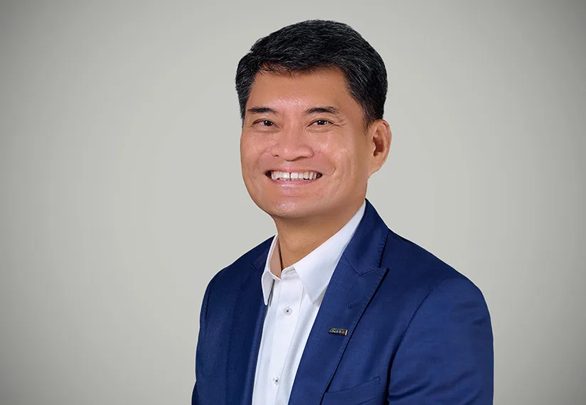 Unter Druck: CEO Jim-Heng Lee muss die Resultate von Dormakaba verbessern. Ein lächelnder Mann in blauem Sakko.