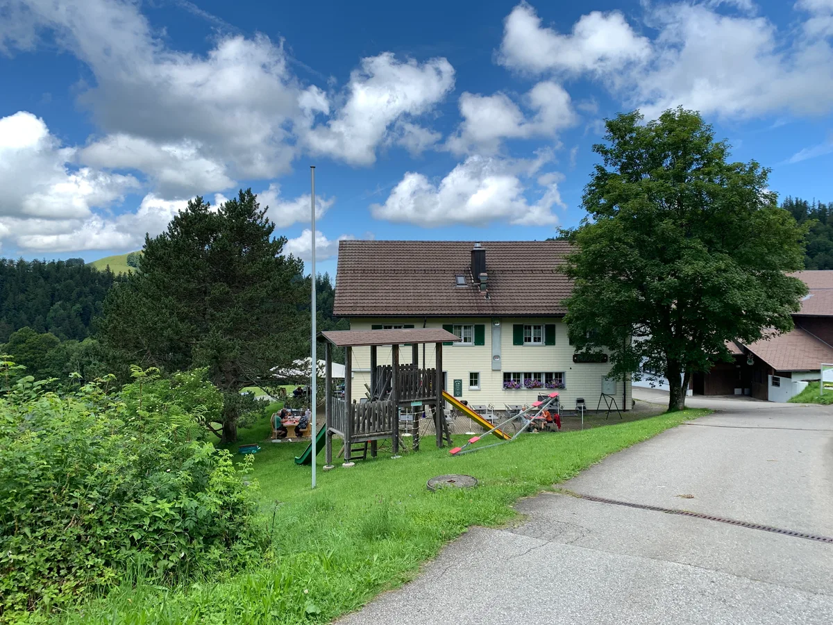 Das Restaurant Poo-Alp oberhalb von Wald. 
