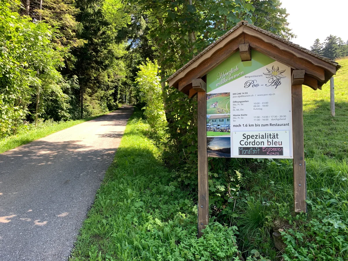 Hinweistafel zum Restaurant Poo-Alp in der Wolfsgrueb.
