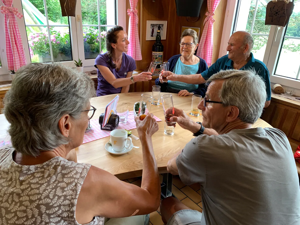 Restaurant Poo-Alp Boalp oberhalb Wald, gehört zur Gemeinde Eschenbach, am 8. Juli 2024 mit Beizerin Martina Kessler ( Dame mit violettem T-Shirt und kurzem Zopf) zusammen mit Stammgästen , dazu Spezialität der Poo-Alp, die Cordon bleu