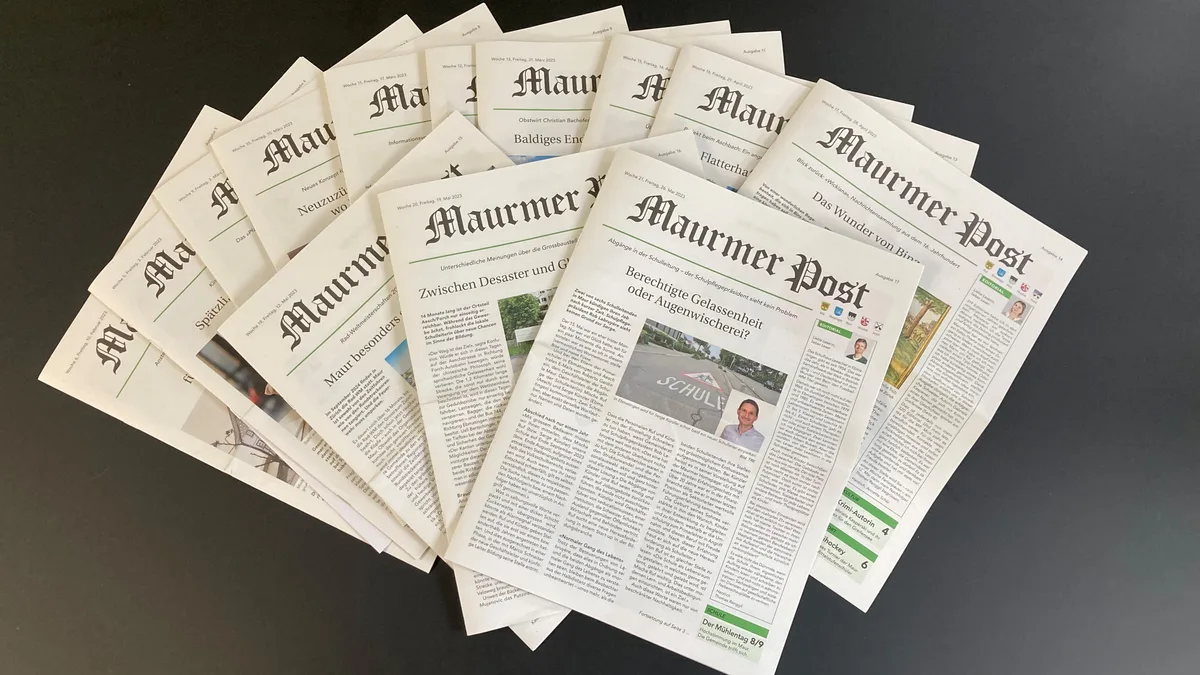 Die «Maurmer Post» erscheint jeden Freitag in einer Auflage von rund 5000 Exemplaren. Mehrere Ausgaben der «Maurmer Post» liegen übereinander, Symbolbild.