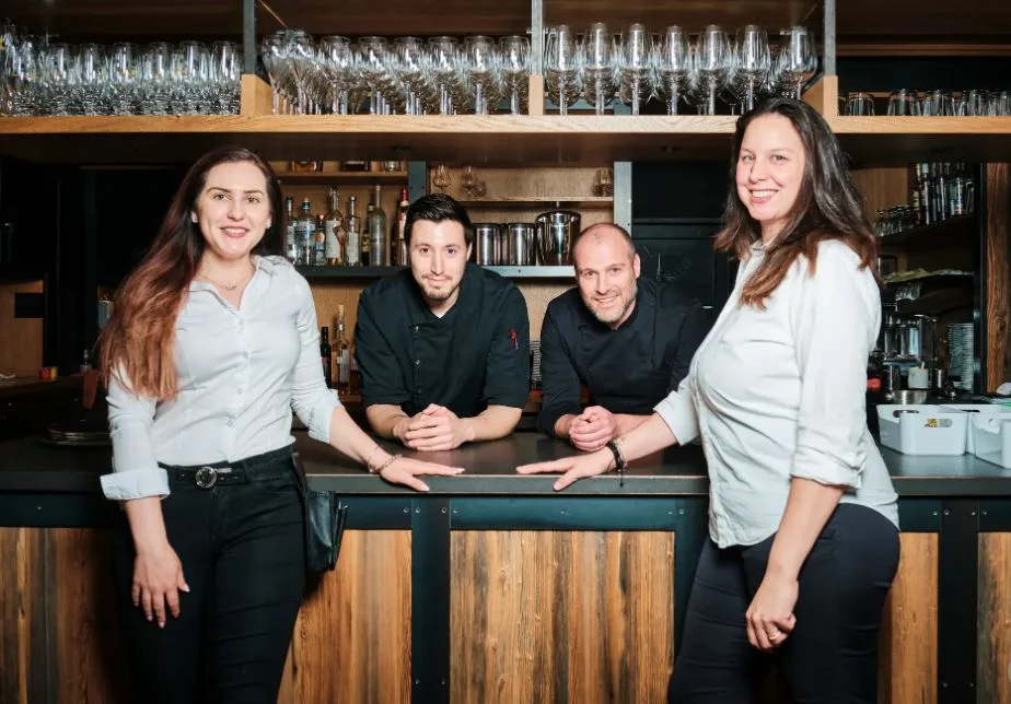 Das neue Team auf dem Bachtel: Galina und Marco Perfetti (l.) sowie Geschäftsführer Stefano und Aila Marini. Foto: Jonathan Labusch