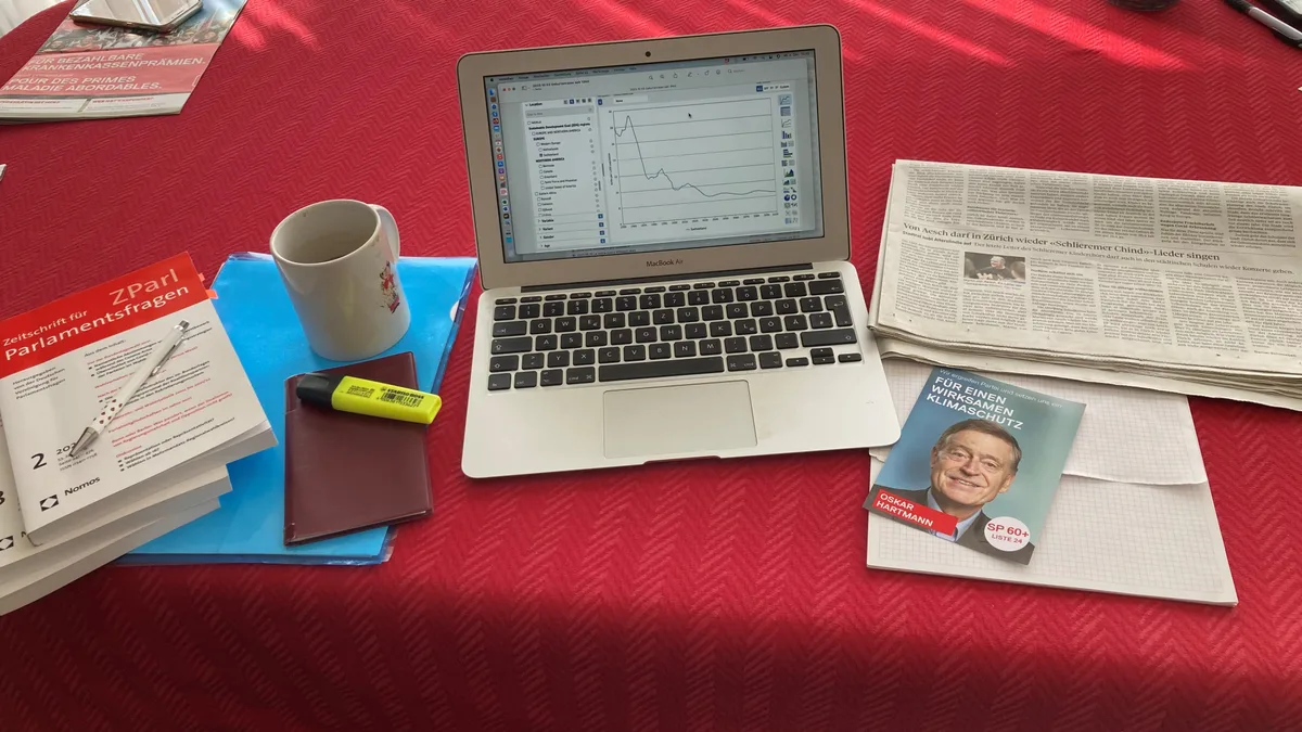 Der Laptop und die Wahlunterlagen von SP-Senior Oskar Hartmann aus Uster.