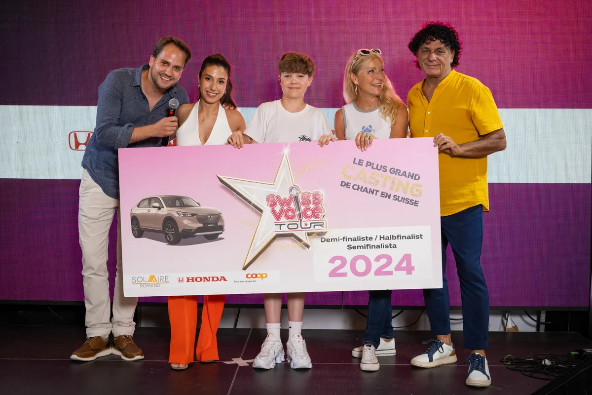Gewinner Tejo Florin (mitte) mit Moderator Mario Steiner, den Juroren Elle, Re-becca Spiteri, und Damiano D’Errico. (v.l.n.r)