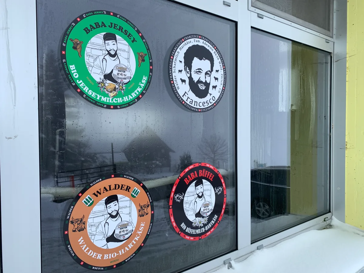 Ein Fenster mit Abziehbildern. 