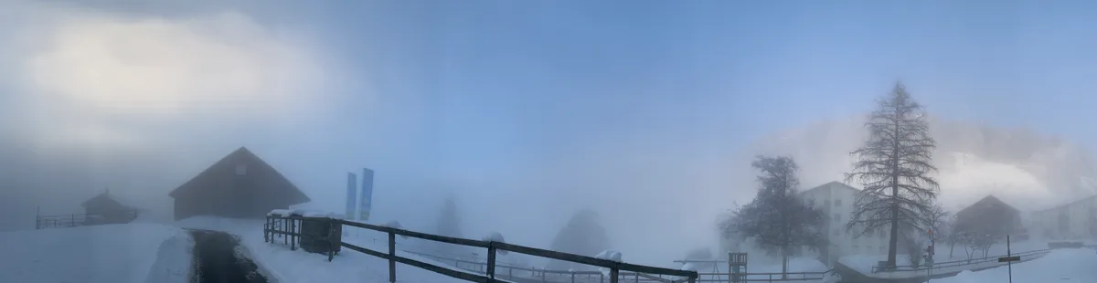 Häuser im Nebel.