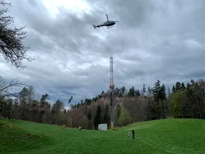 30247909-1 Abbau des Windmessmastes auf dem Batzberg ob Wald am 10. April 2026 mit dem Helikopter