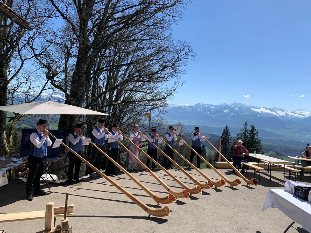 Weit herum zu hören sind auch die Klänge der Alphorngruppe Echo vom Frohberg. Alphorngruppe Echo vom Frohberg bläst auf dem Bachtel.