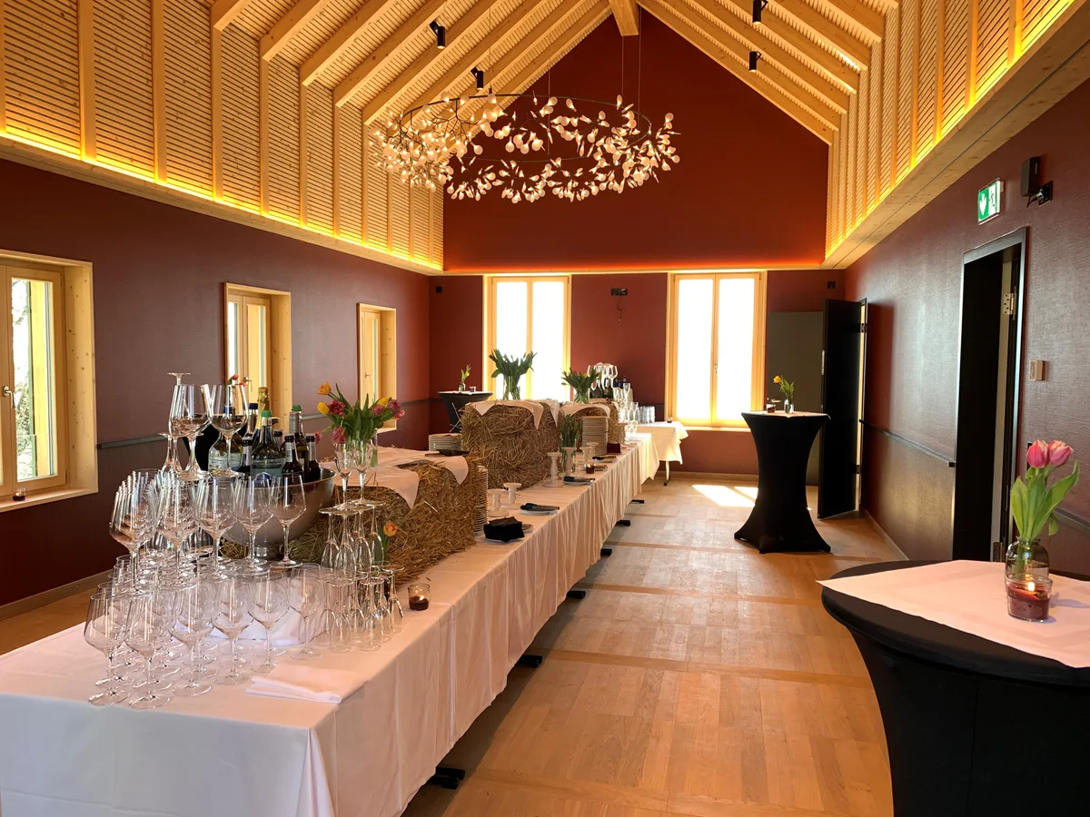 Den Rüeggs gefällt vor allem der neue Saal im ersten Stock des Restaurants. Geschmückter Saal im Restaurant Bachtel-Kulm.