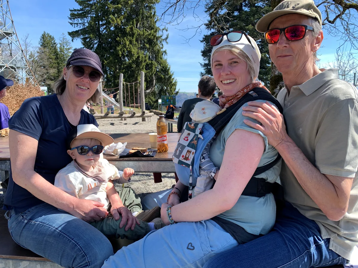 Drei Generationen der Familie Strehler mit (von links) Priska, Livio, Baby Flurina, Irina und Werni sind am Festtag auf «ihren Hausberg» gekommen. Familie Strehler mit (von links) Priska, Livio, Baby Flurina, Irina und Werni sitzen an einem Tisch.