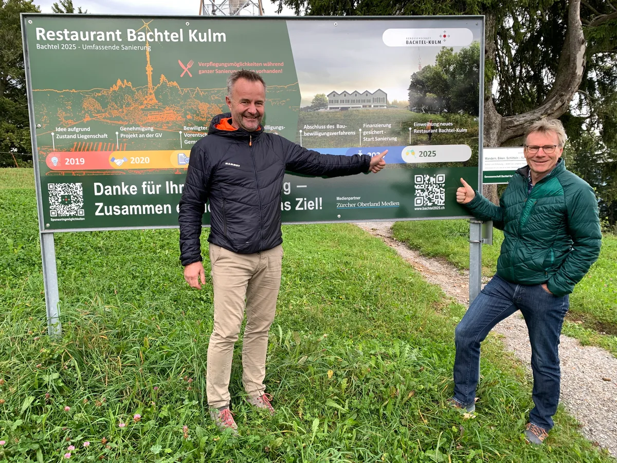 Bauarbeiten auf dem Bachtel für das neue Restaurant Bachtel Kulm am 11. September 2024 mit Kran und Bachtelturm; im Bild: Martin Vögeli (links) und Hubi Rüegg vom Vorstand Genossenschaft Bachtel Kulm