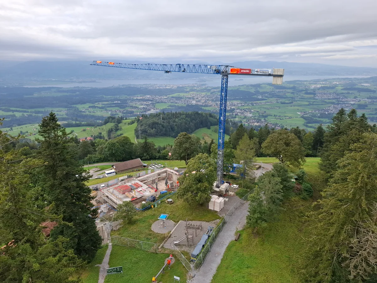 Blick vom Bachtelturm auf die Baustelle des Restaurants sowie die darunterliegende Besenbeiz. 
