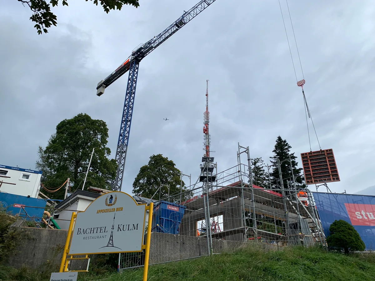 Bauarbeiten auf dem Bachtel für das neue Restaurant Bachtel Kulm mit Kran und Bachtelturm.