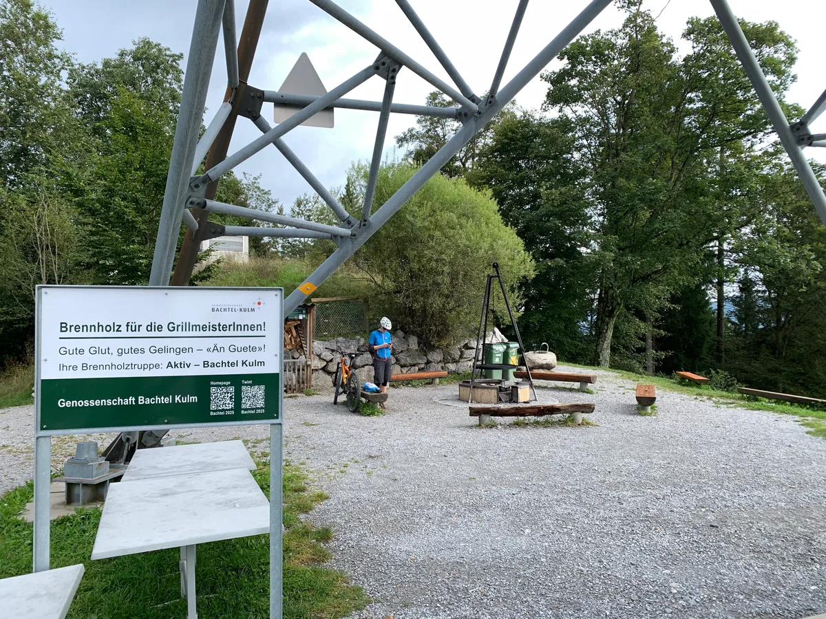 Blick auf die Grillstelle unter dem Bachtelturm.