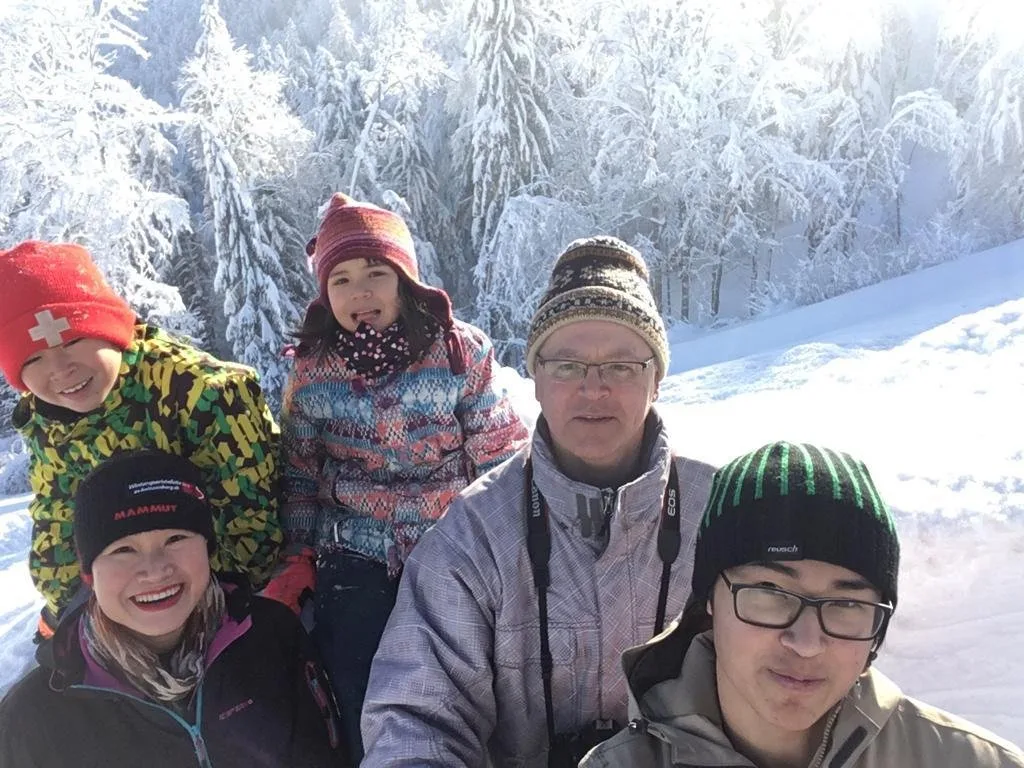 Die fünfköpfige Familie Kalberer in Winterumgebung.
