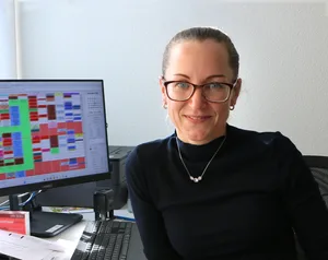 Michelle Graber am Pult, wo sie jeweils die Patientengespräche führt – und danach oft einen Folgetermin im immer fast vollständig ausgebuchten Terminkalender auf dem PC sucht. Michelle Graber am Pult, wo sie jeweils die Patientengespräche führt – und danach oft einen Folgetermin im immer fast vollständig ausgebuchten Terminkalender auf dem PC sucht.