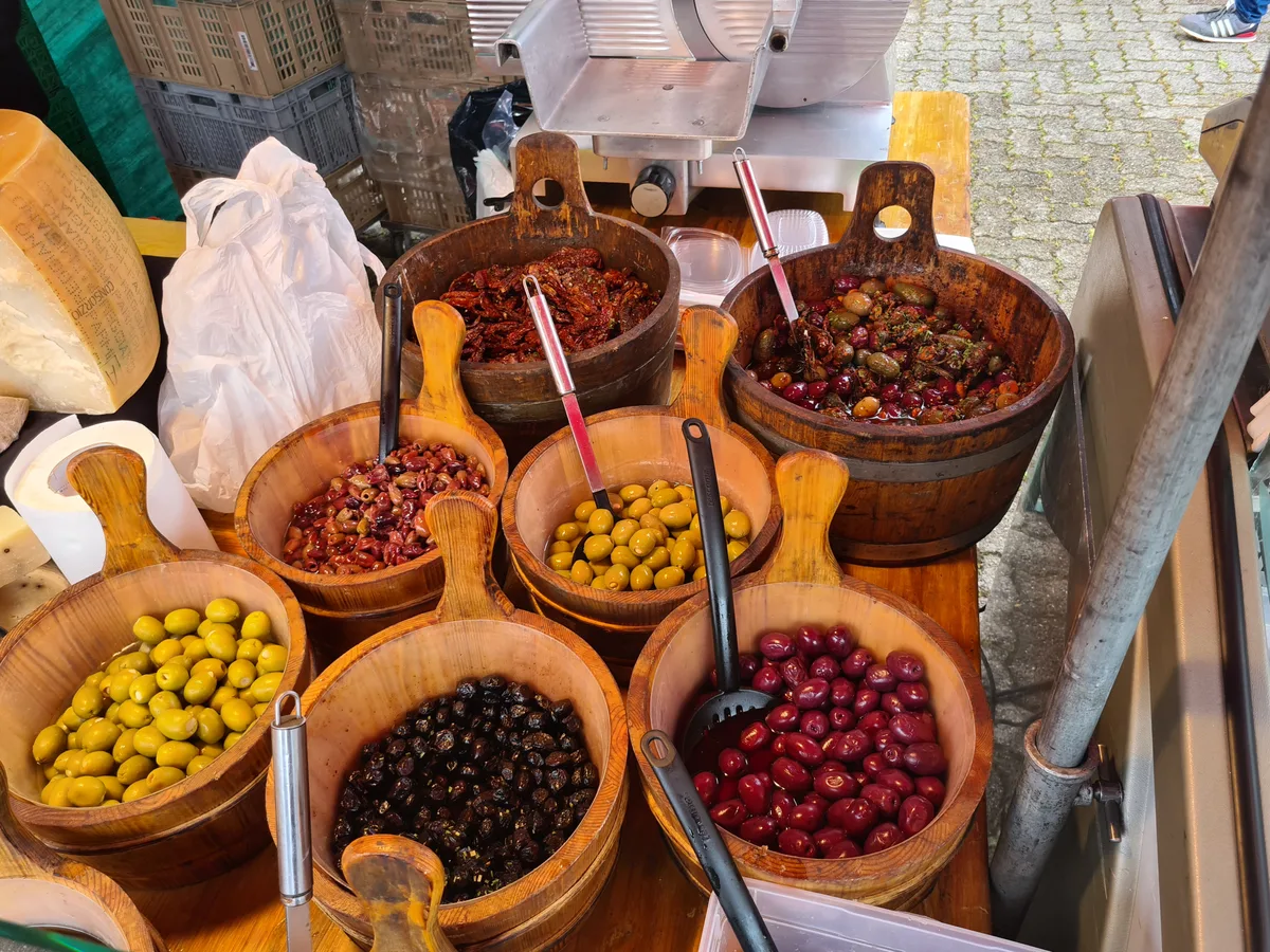 Viele Oliven in verschiedenen Farben.