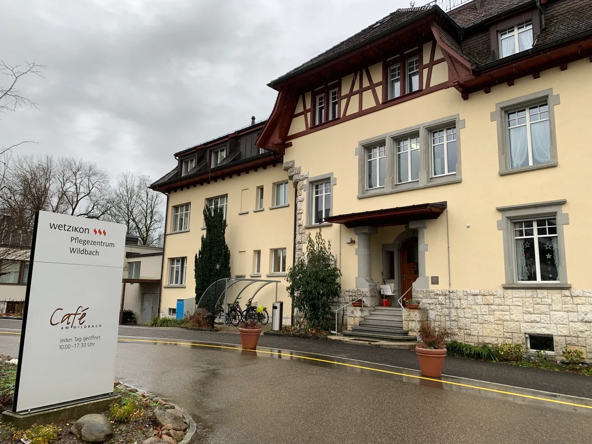 Aussenansicht des Cafés beim Pflegezentrum Wildbach. 