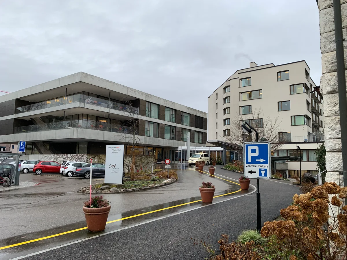 Pflegezentrum Wildbach Wetzikon am 12.12.2023, ehemals Altersheim Wildbach, Ansichten vom Park aus und mit Blick auf die Neubauten