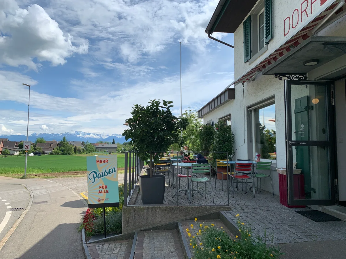 Von der Terrasse des Dorfladens Seegräben, der neuerdings auch ein Bistro ist, bietet sich ein schöner Blick in die Alpen.