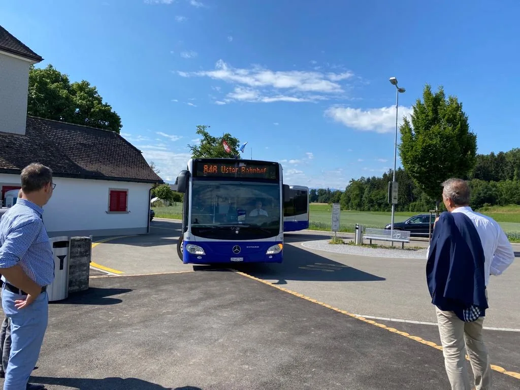 Am 13. Juni 2020 startete der Pilotbetrieb der Buslinie 846 zwischen Uster und Seegräben. Nun soll die Haltestelle für den mittlerweile fahrplanmässigen «Jucker-Bus» beim Seegräbner Gemeindehaus ausgebaut werden. Am 13. Juni 2020 startete der Pilotbetrieb der Buslinie 846 zwischen Uster und Seegräben. Nun soll die Haltestelle für den mittlerweile fahrplanmässigen «Jucker-Bus» beim Seegräbner Gemeindehaus ausgebaut werden.