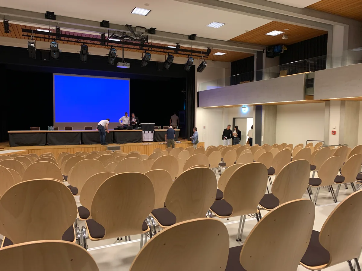 Loorensaal mit vielen Stühlen und Blick auf die Bühne.